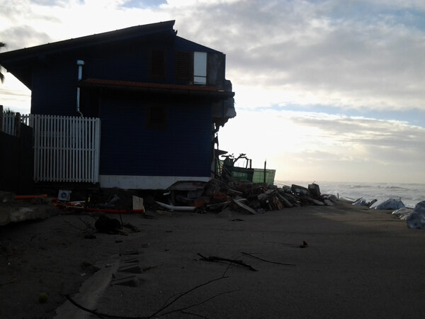 BagnoOliviero's tweet photo. #erosione #erosionemassa la mareggiata di fine ottobre2012 si è mangiata metà della casa del bagno Palmo Mare http://t.co/kPhGauvg
