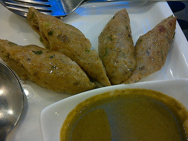 kaniskac's tweet image. Chitol macher sheekh kabab. Could have been chitol. Could have been chicken. Tasted only garam masala. #FishFish