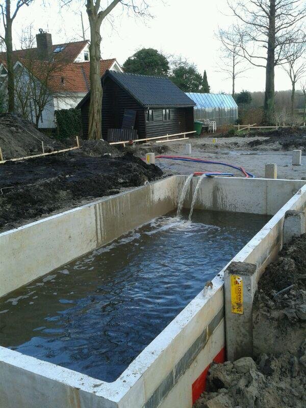 vanLeentBV's tweet photo. Zo, nu vullen met water en die kelder gaat geen kant meer op! http://t.co/jrQY7GSL