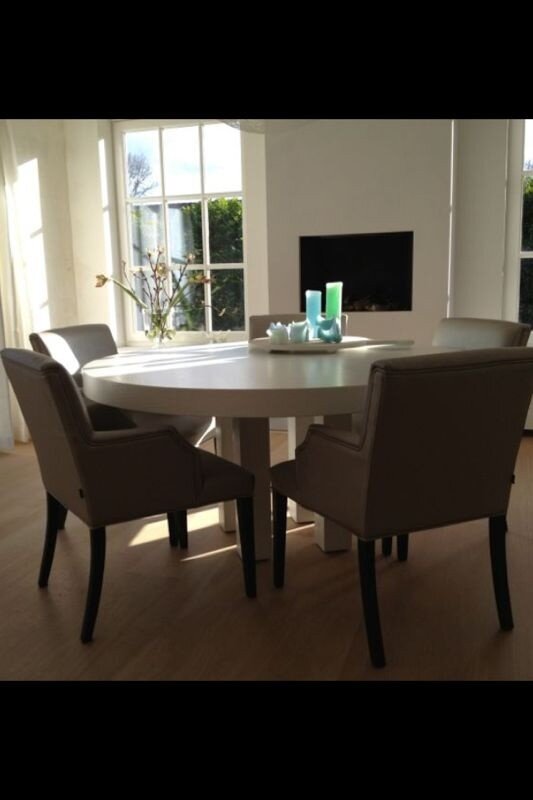 Witte ronde tafel geleverd met mooie stoelen in #champagne kleur kidsproof #projectstof
