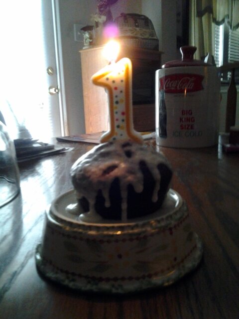 janey_tx's tweet image. @axlrose Happy Birthday Axl!Celebrating ur special day with a Red Velvet cupcake&amp;amp;ur #1Keep rockin @gunsnroses like u r!