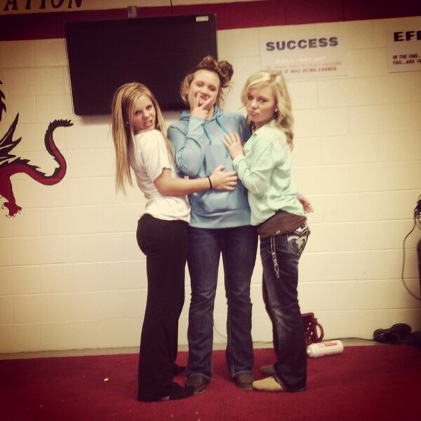 Baylee_Kroth's tweet photo. #WomanCrushWednesday @riley_thugnasty @ashlinnkylea http://t.co/sPHXKhgo