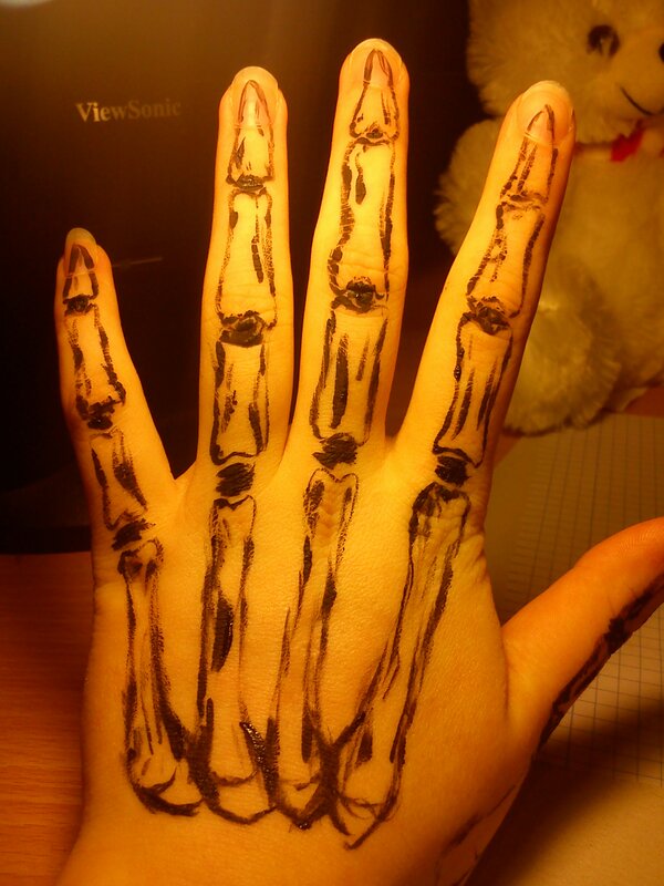 Justys95's tweet photo. Troszkę mi się nudzilo.. I już marnuje eyeliner :> http://t.co/TIlMWiz3