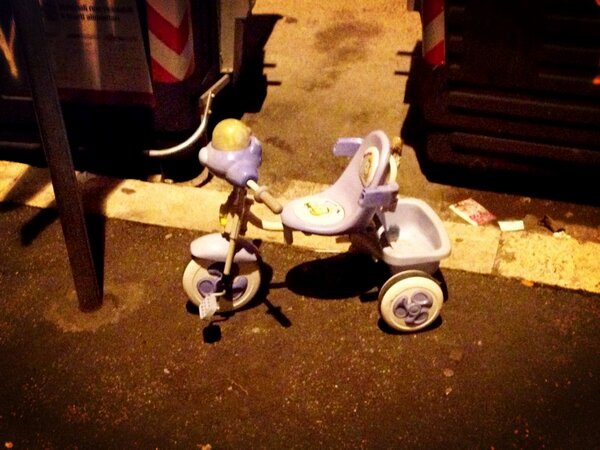 LucaManieri's tweet photo. E poi c'è chi lascia un #triciclo davanti alla #mondezza ahahah http://t.co/WgynRfIV