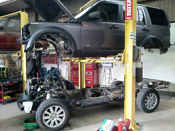 Veyron69's tweet photo. Love working on these #landrover #garage http://t.co/v8uF3e1S