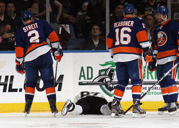 FlyersNation's tweet photo. Sidney Crosby got hit in the face with a puck last night and #Islanders fans cheered: http://t.co/CMQUb793