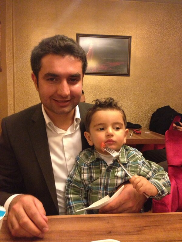 Aramcım arkadaşı olmayınca mecbur benimle takılıyor.