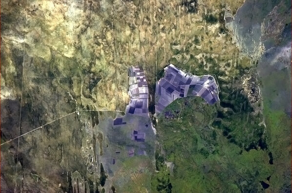 Cmdr_Hadfield's tweet photo. Tonight's finale: Whatever the African farmers are doing here, I appreciate the view. http://t.co/vle0Vw2Y