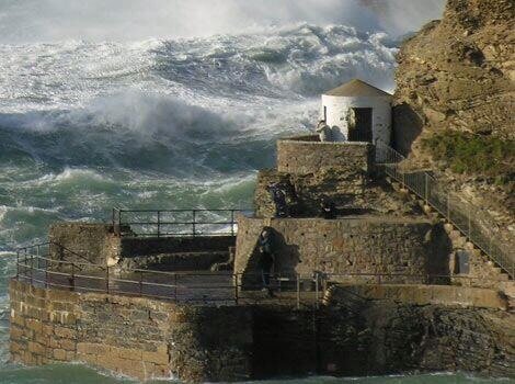 WhoMrWoo's tweet image. Powerful shot of stormy seas battering Portreath. The man in the pic gives it all some scale #cornwall