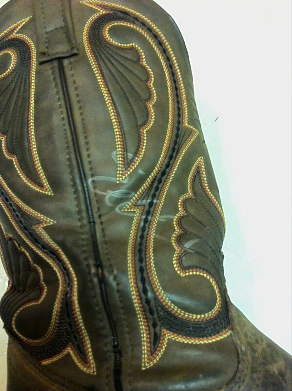 Be_ThatGirl's tweet photo. Went to church last night in #YEG and @ericchurch signed my boot! Eric, you absolutely made my birthday! Cheers http://t.co/KtgyPaJt