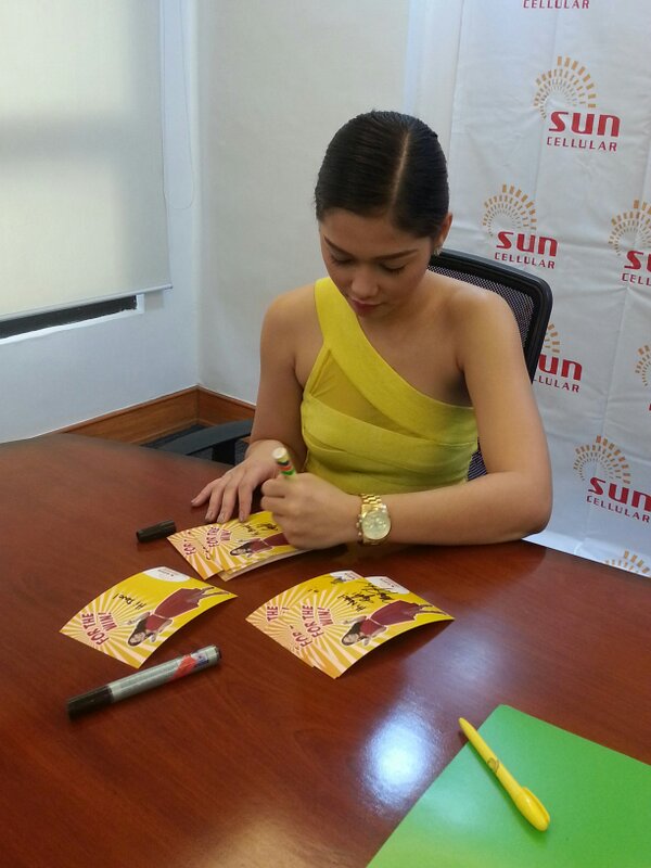 SOLIDMAJA's tweet image. RT" @StarMagicPhils @dprincessmaja personally signing the postcards for #SunCellular @suncelldeals :) http://t.co/0UDjwcpC"