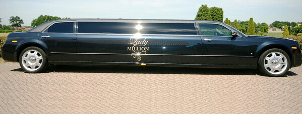 ABCSpecials's tweet photo. @vrolijk_niels @ESchroor check http://t.co/Y8zFAI5K voor de meest exclusieve en bizarre limousines http://t.co/C1FUxeuV