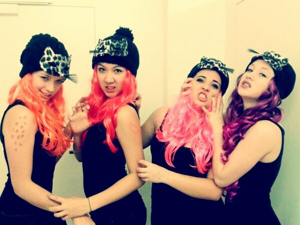 Superwoman_018's tweet photo. Party tiiiime !!! Woop woop :DD @prinzessin018 @Ella_A_D http://t.co/4kNxuwib