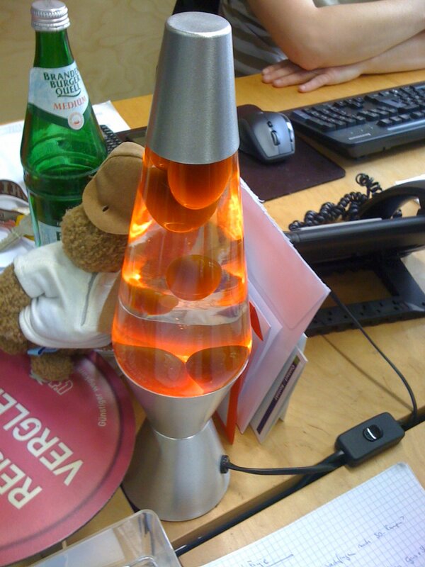 Lava Lampe heute im Büro entdeckt #90er #90erspotting