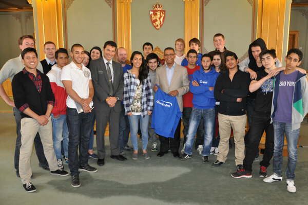 I dag starter 21 nye ungdommer på grunnkurs i Alnaskolen. Vi ønsker lykke til! Bilde fra en studietur til Stortinget.