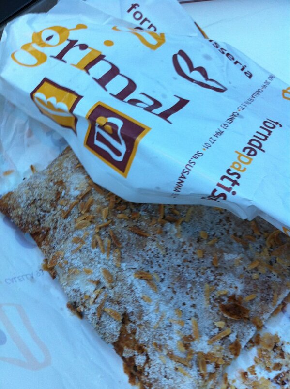 rabarus's tweet image. Quina gran coca de llardons que ens han donat els de @peregrimal #dijousllarder