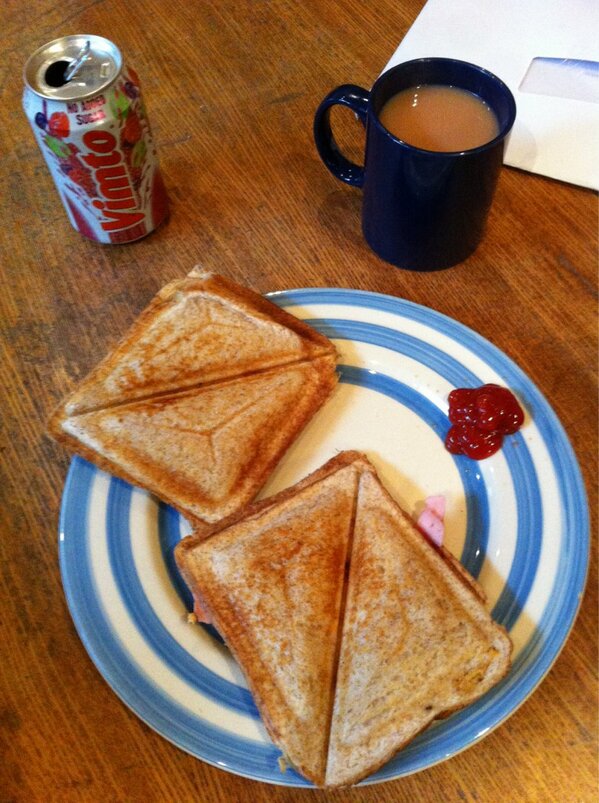 jakepeart's tweet photo. Dinner time http://t.co/NVRHKLVZ