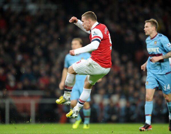 Podolski10's tweet photo. Back in #London now focus on Arsenal only, thanks everyone who voted my goal the best of the month love you #Gunners http://t.co/ebMNakcD