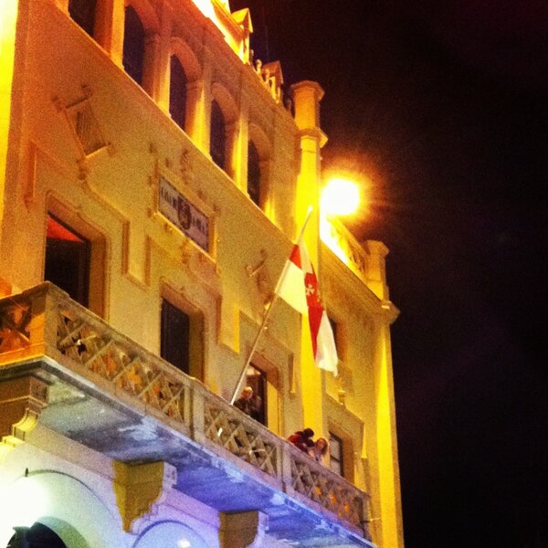 nuriaescalona's tweet photo. Atents al moment polític  del #carnavalsitges13! L'alcalde @miquelforns abans de cedir el poder al #carnestoltes http://t.co/IDWfShEO