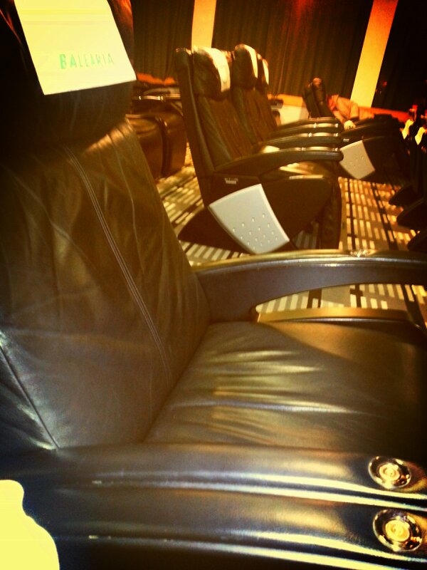 RubenRo89's tweet photo. Montao ya en el barco rumbo a Mallorca. Sillonacos para dormir flama http://t.co/00a6S7Av
