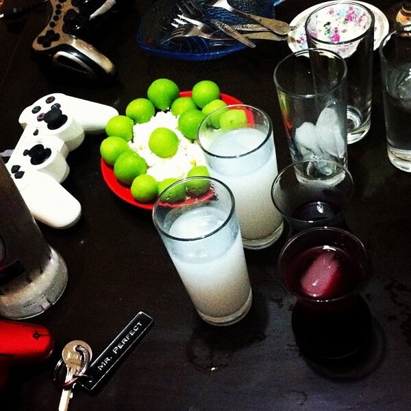 bendilanaz's tweet photo. MR.PERFECT, rakı ve tabiki de erikler için. ölürüm. http://t.co/0PoeqAVc