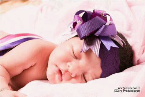 OSpro_'s tweet image. Tierna foto de la sesión de Jimena Aurora realizada por @AaronOsechas