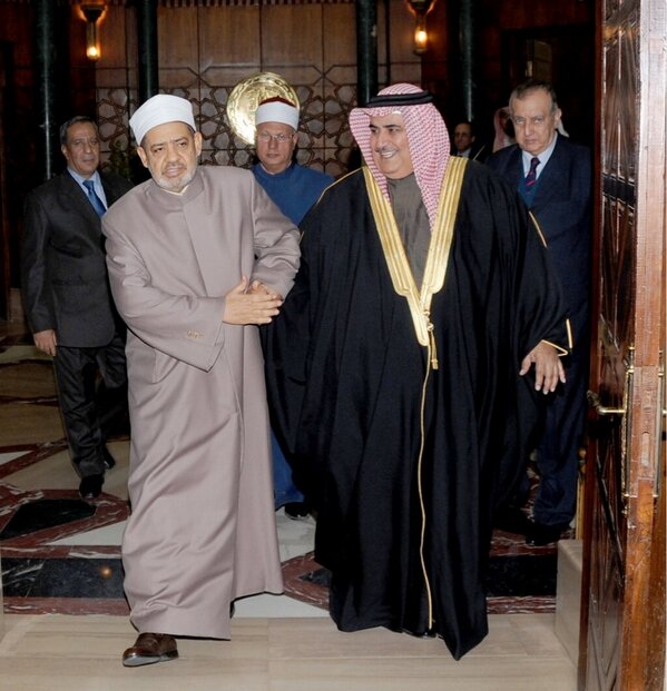 ALMOQADAS's tweet photo. #Bahrain 
هذا مفتى الأزهر مع الظلمة والقتلة 
سابقآ والآن ،، ويتلون مع كل حكومة تأتي http://t.co/i278ahEk