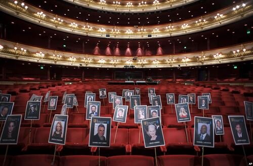 Sitio donde se sentara Jenn Lawrence en los BAFTA 2013 BChr-uhCMAEfTsZ