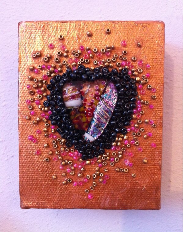BrokenBizarre's tweet photo. Golden Valentine's Heart recycled http://t.co/auh4JoSm