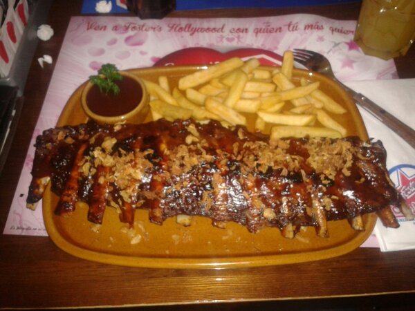 PericoMorata's tweet photo. Gran cena en el foster, como me gustan esas costillitas con salsa barbacoa http://t.co/4Mr49z2F