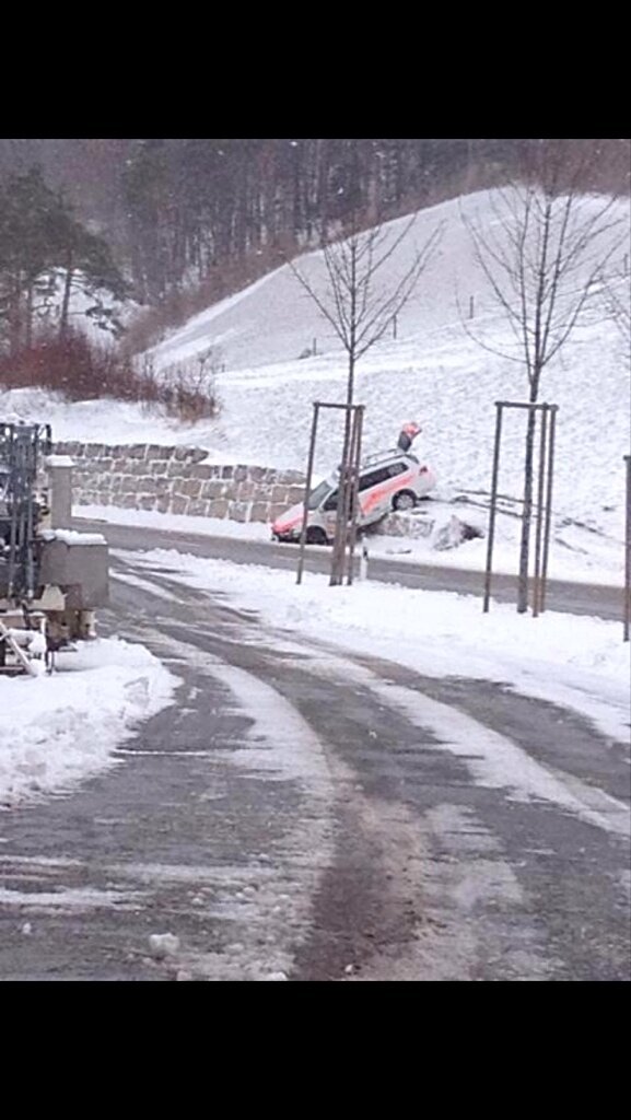 flashback1879's tweet photo. haha #police #snow #fail http://t.co/sQ1LfkPb