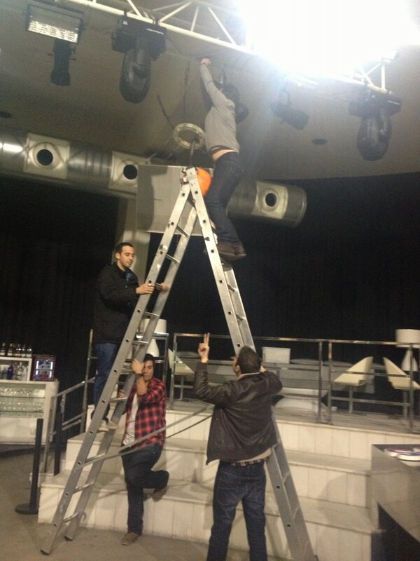 quiqueguinartt's tweet image. Montando el decorado de SPACE INVADERS en MYA!! @Jorge_Herrero  @JMochoa7 @SInvaders @garciajuanto