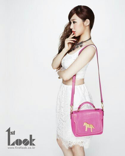 idol_sup_b's tweet photo. [소녀시대 티파니/ 빈폴 가방협찬] http://t.co/9n58yaKB