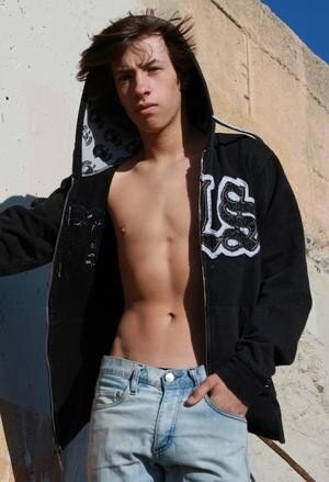 DanielColeman__'s tweet photo. Bigger me http://t.co/12VyVZsj
