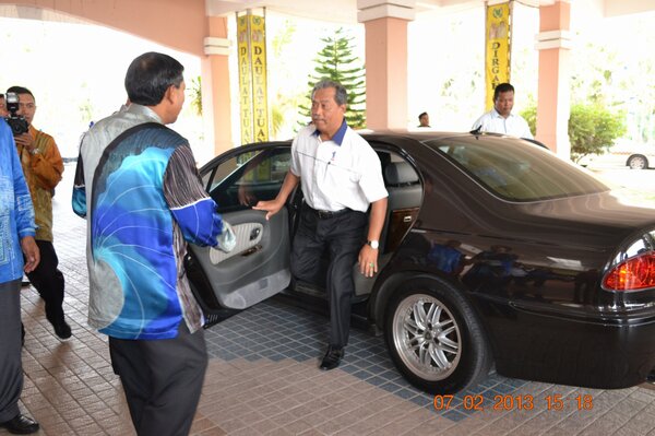 azraf_lara's tweet photo. Terbaik RT @UnitMediaArau ketibaan TPM di dewan wawasan 2020 smpena lwatan kerja ke negeri perlis  @zeekay15 http://t.co/fVnrfaJz