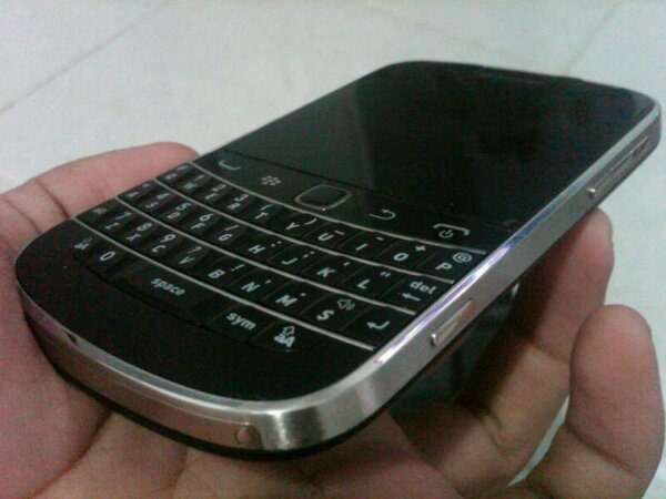 BateraIDOLaku's tweet photo. Jual Blackberry Dakota 9900 Black TAM, Lengkap, Mulus, br pakai 5bln an, CP ada di BIO, Bantu RT ya :) thanks http://t.co/Wynag1Gs