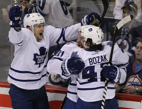 MapleLeafs's tweet photo. #TMLtalk photo: Best celebration pic http://t.co/LjiW2fEl