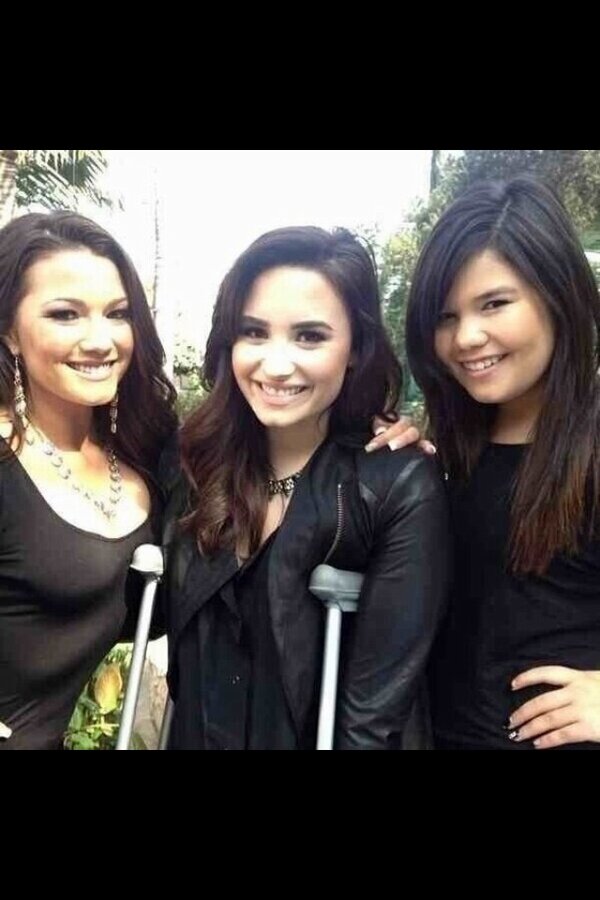 StayStrong4Demz's tweet photo. @dallaslovato @ddlovato @Maddielovesyou1 you guys are so beautiful we love you guys <3 http://t.co/HCmOo4BF