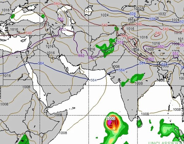 m_meteo's tweet photo. احدى تحديثات موقع البحرية الامريكية حالة مدارية متوقعة نهاية الاسبوع المقبل مع تعمق الكتل الرطبة في محيط الهندي http://t.co/dpEMIQzU