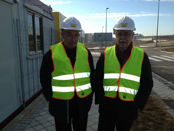 acrearquitectos's tweet photo. En la última visita de  @Arroyo_Bodonal  hemos contado con ilustre compañía. Que bien equipados van. http://t.co/ZEv49WPe