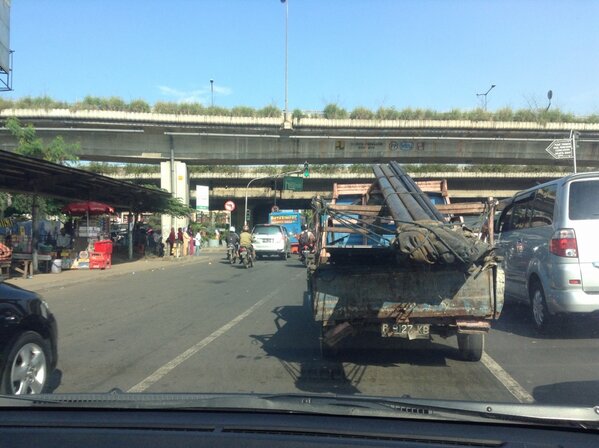 WLL_Dist's tweet photo. @lewatmana lalin sekitar lampu merah cengkareng padat http://t.co/EjyD02Ib
