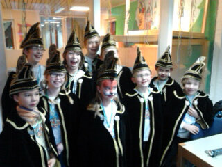 HelenParkhurst2's tweet photo. Het feest is begonnen:  Prins Rik den Urste heeft de sleutel van onze Confettischool! http://t.co/IRhGmwTi