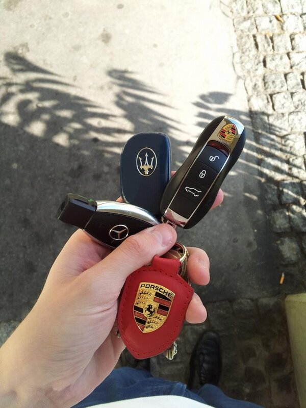 bob_sleeman's tweet photo. Zo in welke auto gaat mijn chauffeurtje me naar de #bouwbeurs brengen #maserati #porsche #mercedes http://t.co/es4vywlr