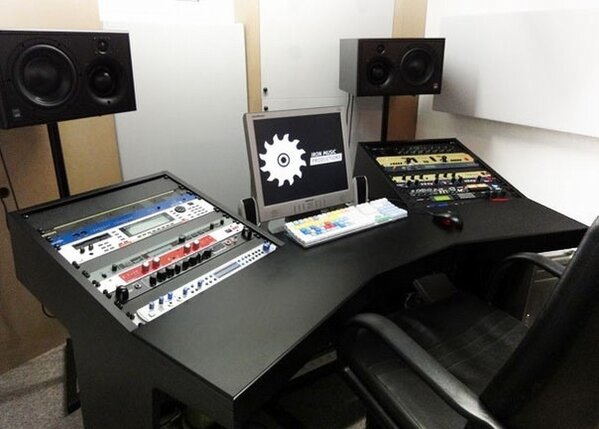 DjRomanovich's tweet photo. Начинаем постройки самого главного комплектующего на студии!;) http://t.co/m7e4XvjA