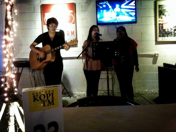 EasternKopiTM's tweet photo. This night acoustic session with @citafebriena @medinadistya @teddy_lee , thank you so much! :) http://t.co/Tx0e1iP2