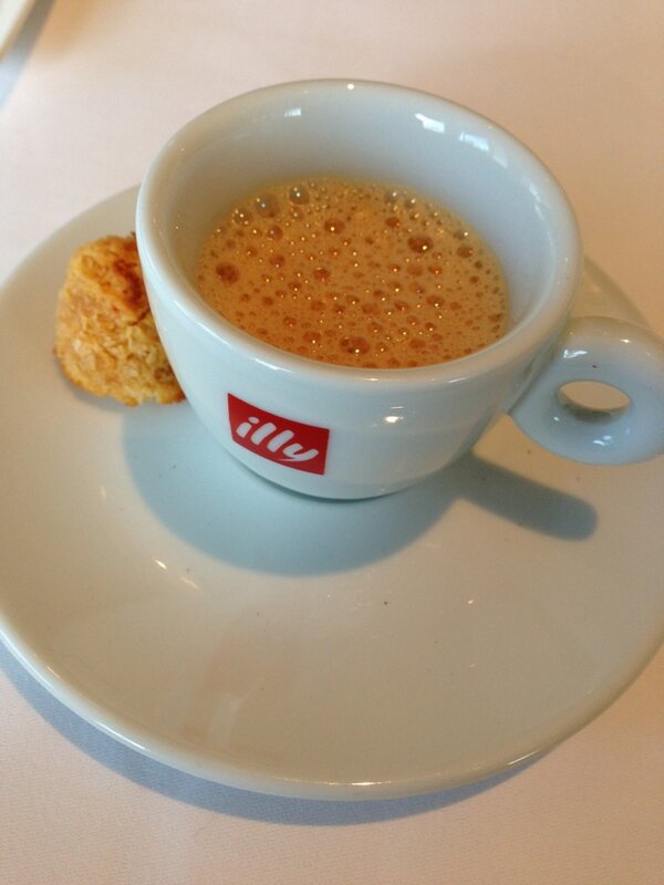 wijndelangepaul's tweet photo. Mooi om te beginnen bij @zeezoutpats en @zeezoutdanny: amuse van bisque met kokosmakroon met kreeft http://t.co/rOGi1j7b