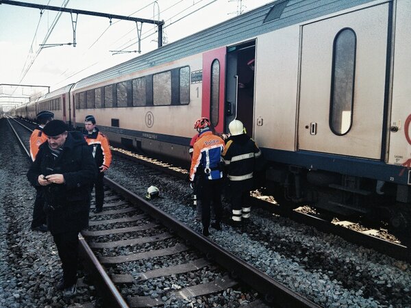 And then the cable snapped #nmbs #thewaitinggame