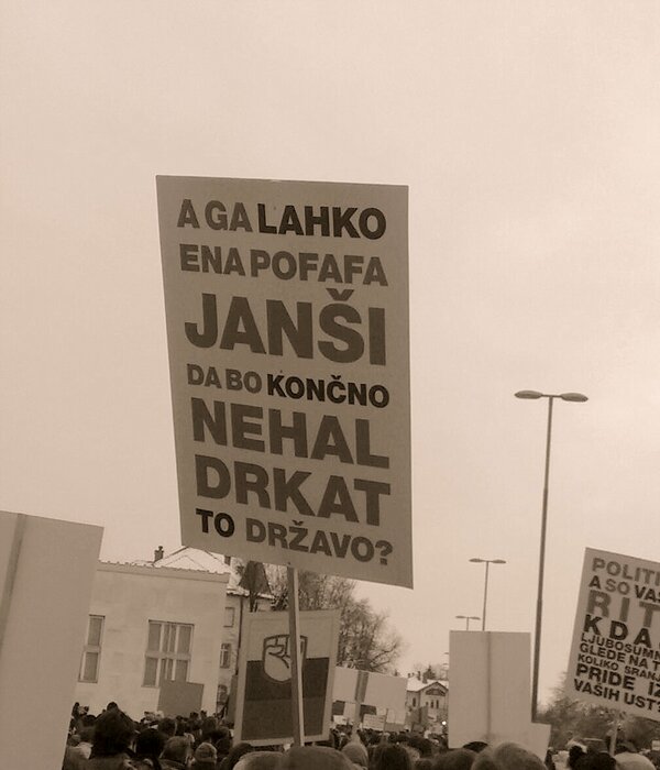 IphigenieNoemi's tweet photo. A se kera javi? #ljprotest #vstaja http://t.co/zWDCcdjx