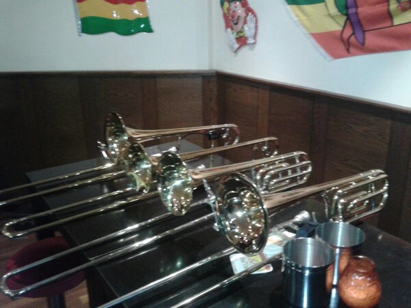 advantetering's tweet photo. #Vastelaovend2013 De sjuuve in rössjtandj http://t.co/wgTmkgD4