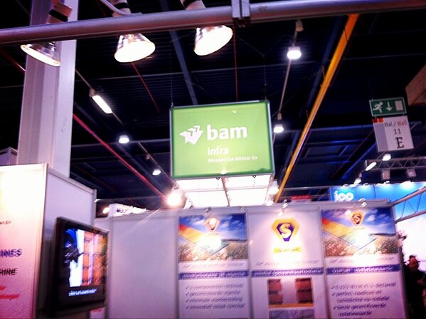bob_sleeman's tweet photo. @hwoningbouw @ben_netwerken @vastgoedfrauder lekkere vrijdag borrel #bouwbeurs 2013 #gratisbier #bam http://t.co/pFTIzNAl